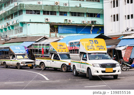 タイの街を走る乗り合いタクシー タイの街を走る乗り合いタクシー 139855516