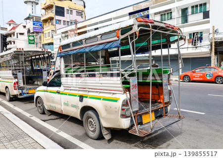 タイの街を走る乗り合いタクシー タイの街を走る乗り合いタクシー 139855517