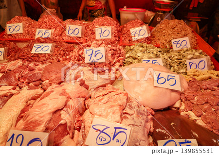 タイの市場で売られている豚肉 139855531