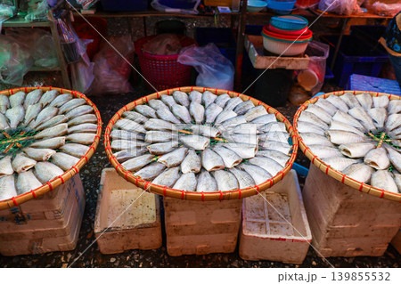 タイの市場で売られている干し魚 139855532