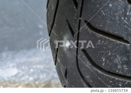 バイクのリアタイヤにネジが刺さったパンク バイクのリアタイヤにネジが刺さったパンク 139855739