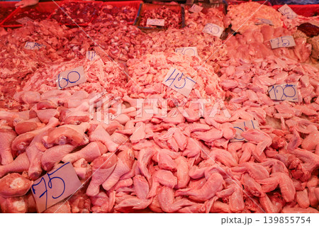 タイの市場で売られている鶏肉 139855754