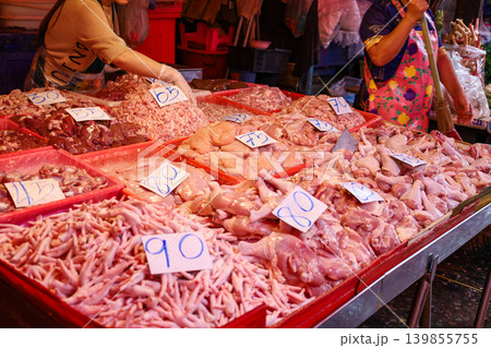 タイの市場で売られている鶏肉 タイの市場で売られている鶏肉 139855755