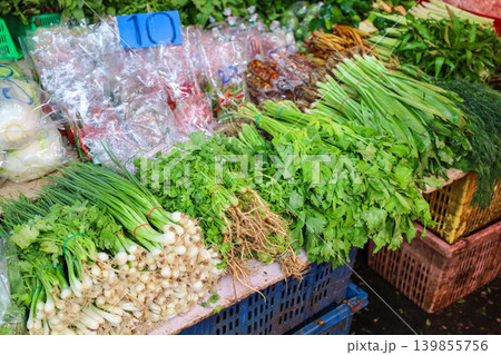 タイの市場で売られている香草 139855756
