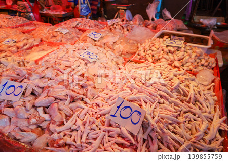 タイの市場で売られている鶏肉 139855759