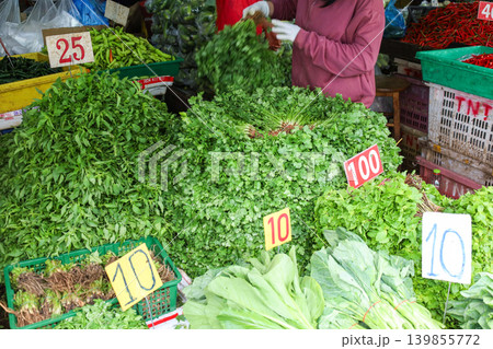 タイの市場で売られている野菜と香草 タイの市場で売られている野菜と香草 139855772