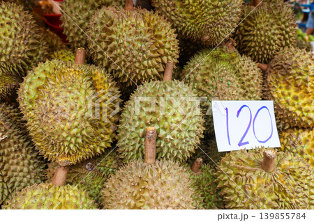 タイの市場で売られているドリアン タイの市場で売られているドリアン 139855784