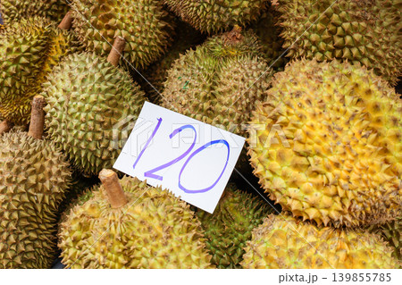 タイの市場で売られているドリアン タイの市場で売られているドリアン 139855785