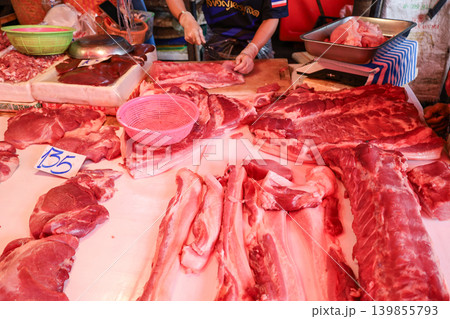 タイの市場で売られている豚肉 139855793