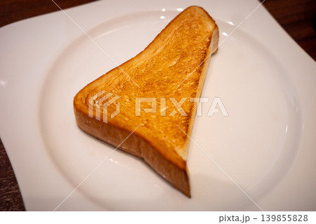 こんがり焼けた半分の食パン 139855828
