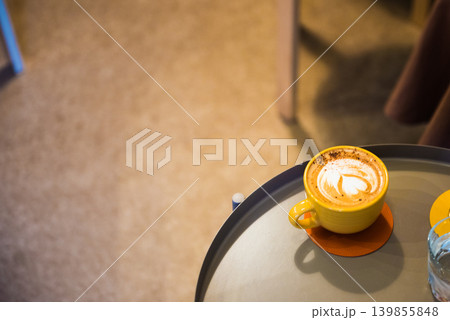カフェでいただくキャラメルラテ 139855848