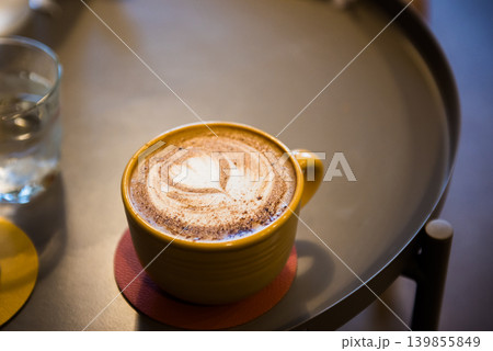 カフェでいただくキャラメルラテ 139855849