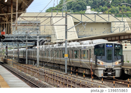 米原駅に停車中の225系普通列車 米原駅に停車中の225系普通列車 139855863