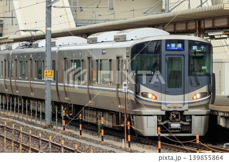 米原駅に停車中の225系普通列車 米原駅に停車中の225系普通列車 139855864