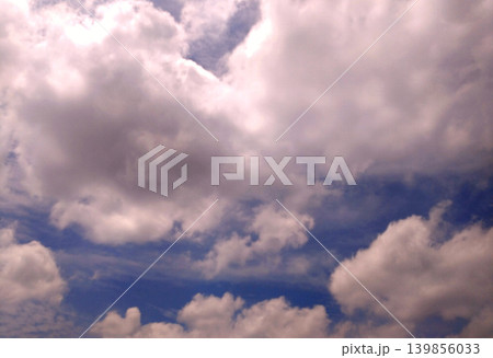大きな入道雲が広がる夏空の風景 大きな入道雲が広がる夏空の風景 139856033