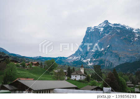 グリンデルワルドの美しい山の風景 グリンデルワルドの美しい山の風景 139856293