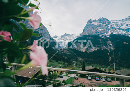 グリンデルワルドの美しい山の風景 グリンデルワルドの美しい山の風景 139856295