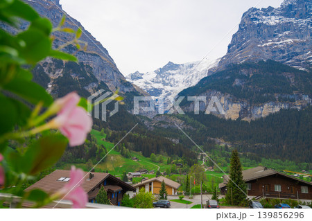 グリンデルワルドの美しい山の風景 139856296