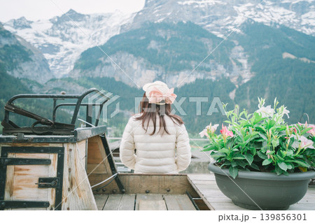 グリンデルワルドの美しい山の風景 グリンデルワルドの美しい山の風景 139856301