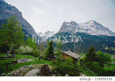 グリンデルワルドの美しい山の風景 グリンデルワルドの美しい山の風景 139856310