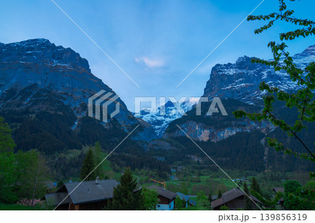 グリンデルワルドの美しい山の風景 グリンデルワルドの美しい山の風景 139856319