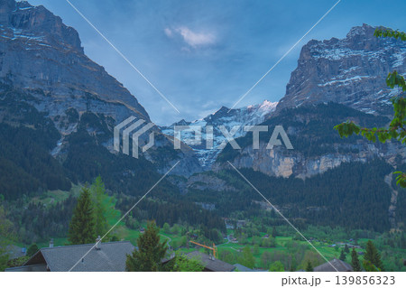 グリンデルワルドの美しい山の風景 グリンデルワルドの美しい山の風景 139856323