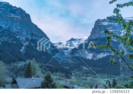グリンデルワルドの美しい山の風景 グリンデルワルドの美しい山の風景 139856325