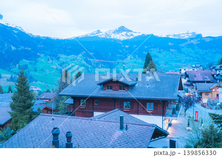 グリンデルワルドの美しい山の風景 グリンデルワルドの美しい山の風景 139856330