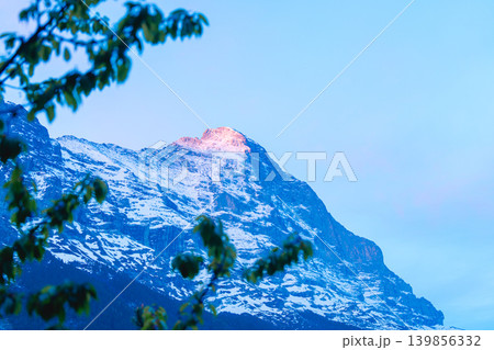 グリンデルワルドの美しい山の風景 139856332