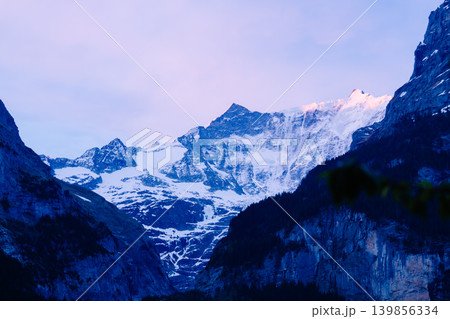 グリンデルワルドの美しい山の風景 139856334