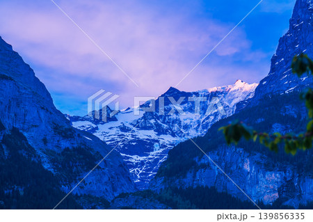 グリンデルワルドの美しい山の風景 グリンデルワルドの美しい山の風景 139856335