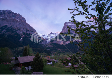 グリンデルワルドの美しい山の風景 グリンデルワルドの美しい山の風景 139856339