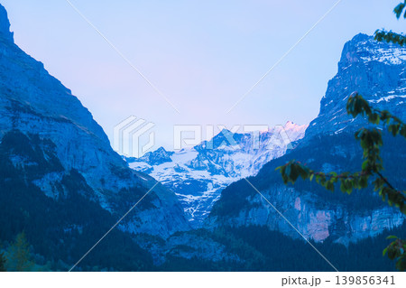 グリンデルワルドの美しい山の風景 139856341