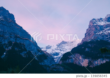 グリンデルワルドの美しい山の風景 グリンデルワルドの美しい山の風景 139856345