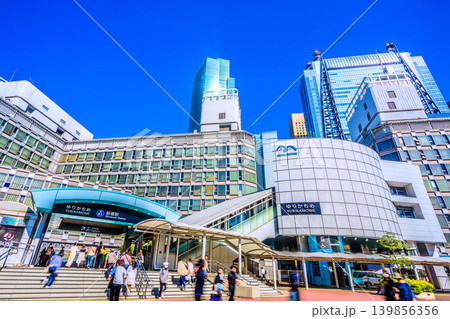 日本の東京都市景観 ゆりかもめの新橋駅や汐留のビル群などを望む…=5月16日 日本の東京都市景観 ゆりかもめの新橋駅や汐留のビル群などを望む…=5月16日 139856356
