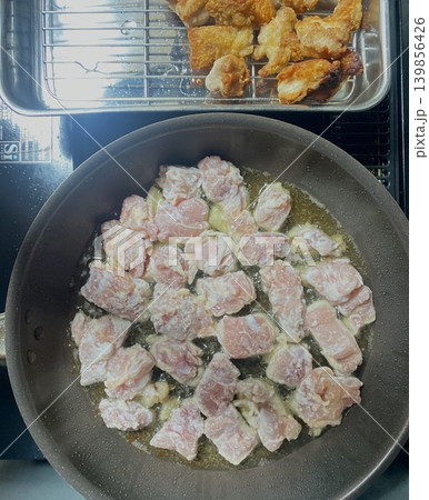 子どもが好きな唐揚げを作る家庭料理 139856426