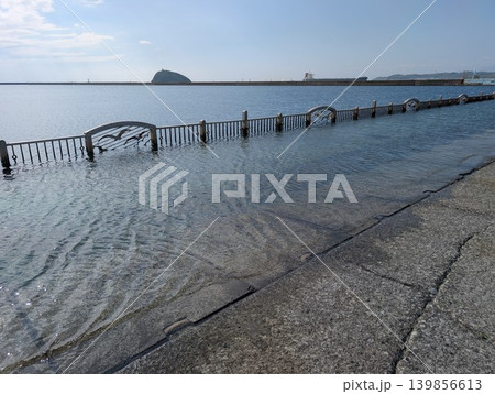 北海道の海辺にある水没した遊歩道と手すり 北海道の海辺にある水没した遊歩道と手すり 139856613