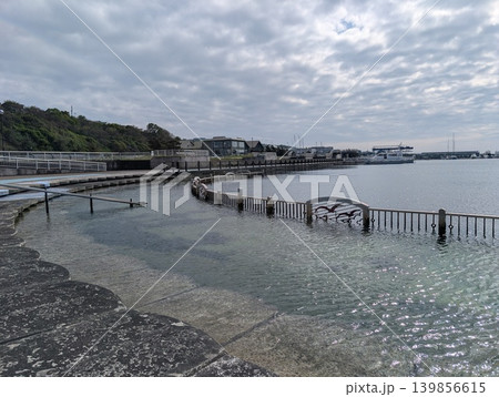 北海道の海辺に沈む柵と静かな海の風景 139856615