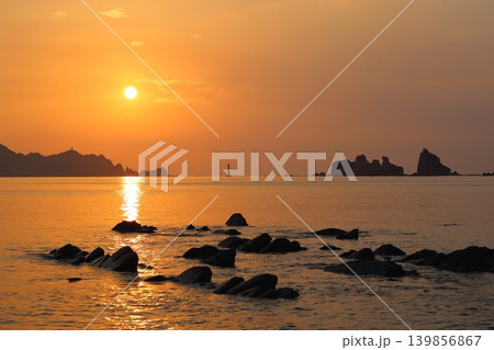 宮崎県日南市にえなみ海岸から朝日を望む 宮崎県日南市にえなみ海岸から朝日を望む 139856867