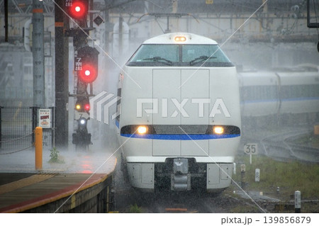 大雨に打たれながら京都駅に入線する683系特急サンダーバード 139856879