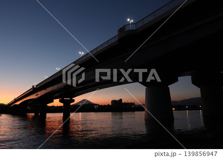 海・湘南平塚の夕景(マジックアワー) 海・湘南平塚の夕景(マジックアワー) 139856947