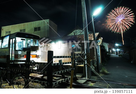 紀州鉄道西御坊駅から見る御坊市花火大会 和歌山県 紀州鉄道西御坊駅から見る御坊市花火大会 和歌山県 139857111