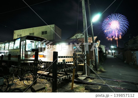 紀州鉄道西御坊駅から見る御坊市花火大会 和歌山県 紀州鉄道西御坊駅から見る御坊市花火大会 和歌山県 139857112