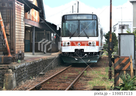 紀州鉄道 西御坊駅に停車するキテツ1号 和歌山県御坊市 紀州鉄道 西御坊駅に停車するキテツ1号 和歌山県御坊市 139857113