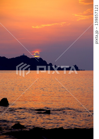 宮崎県日南市にえなみ海岸から朝日を望む 139857121