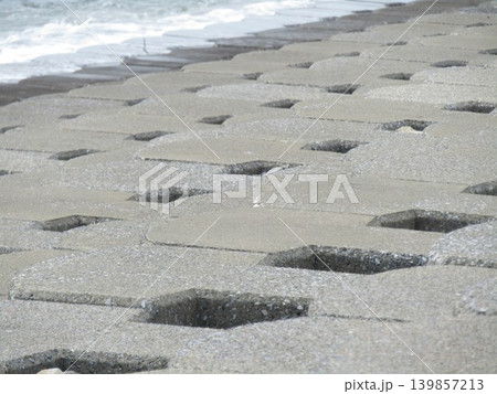 検見川浜海岸に打ち付ける白波 検見川浜海岸に打ち付ける白波 139857213