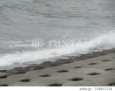 検見川浜海岸に打ち付ける白波 139857216