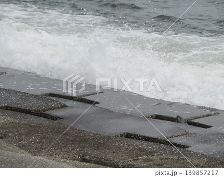 検見川浜海岸に打ち付ける白波 139857217