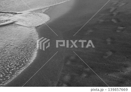 砂浜の波と足跡（モノクロ） 139857669