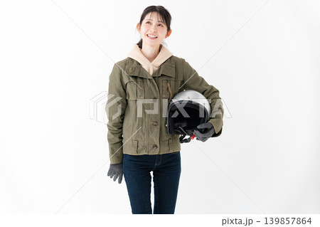 ヘルメットを持った女性 139857864